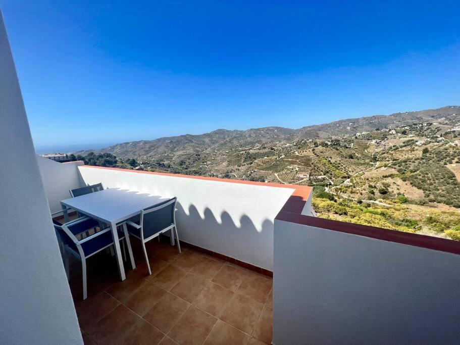 Atico Con Increibles Vistas A Las Montanas Y Mar Frigiliana Exteriör bild