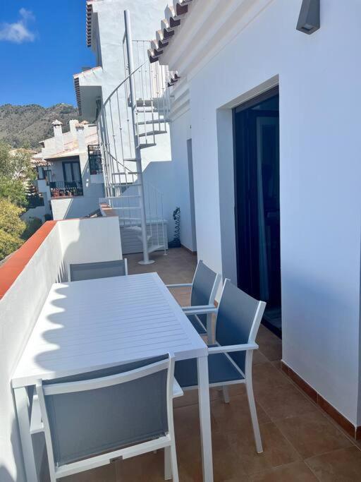 Atico Con Increibles Vistas A Las Montanas Y Mar Frigiliana Exteriör bild