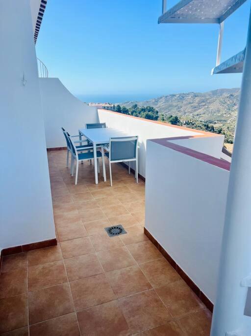Atico Con Increibles Vistas A Las Montanas Y Mar Frigiliana Exteriör bild