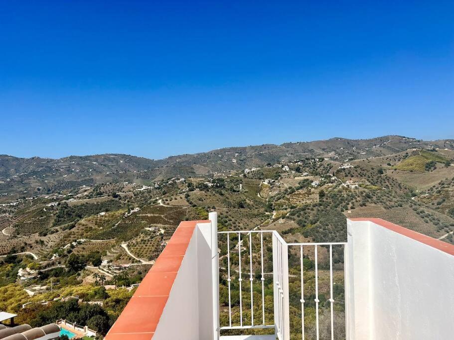Atico Con Increibles Vistas A Las Montanas Y Mar Frigiliana Exteriör bild